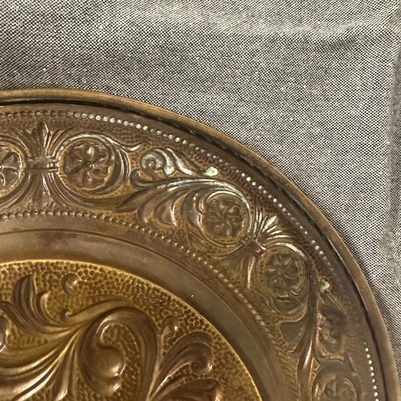 Vintage Brass Decor Plates. Renaissance Coat of Arms set of 2 - Picture 5 of 8